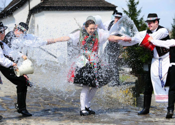 Пасхальные обливания водой – фотографии Венгрии