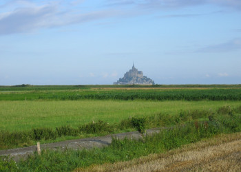 Поле в Мон-Сен-Мишель, Франция – фотографии Франции