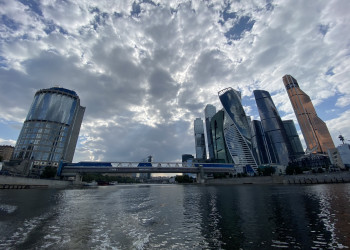 Вид на Москва-сити с воды во время поездки на лодке – фотографии России