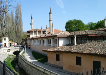 Возле Ханского дворца, Бахчисарай (Bakhchysarai), Крым, Россия – фотографии России