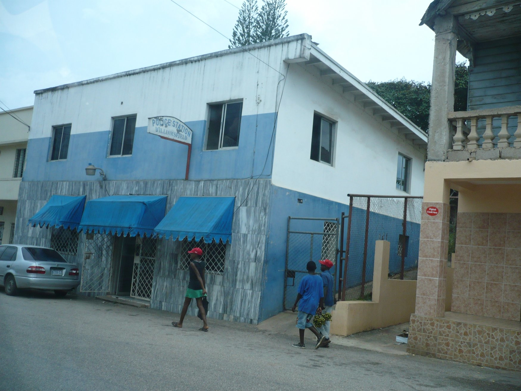 Городская улица в Мандевиле, Ямайка – фотографии Ямайки