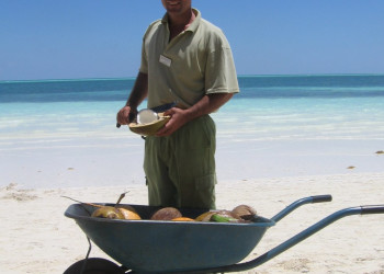 Мужчина на пляже в Кайо-Гильермо, Куба – фотографии Кубы