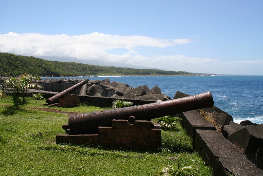 Пушки в порту Сен-Роз (Saint Rose) на острове Реюньон – фотографии Реюньона