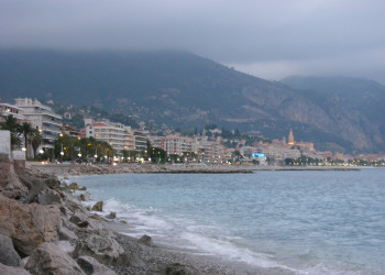 Набережная в Рокбрюн-Кап-Мартен, Франция – фотографии Франции