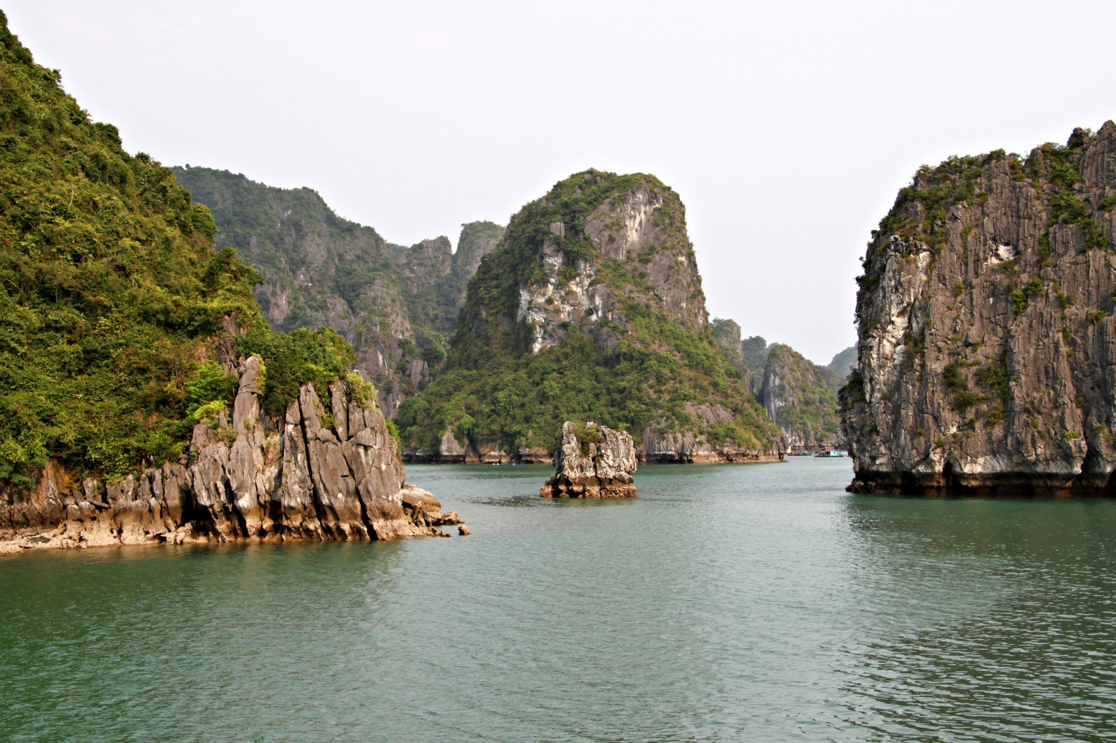 Бухта Халонг (Halong Bay) – фотографии Вьетнама