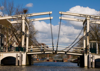 Мост через реку в Амстердаме, Нидерланды – фотографии Нидерландов