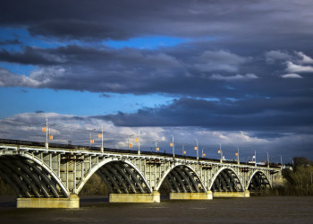 Мост в городе Бийск, Алтай. Фото 1 – фотографии России