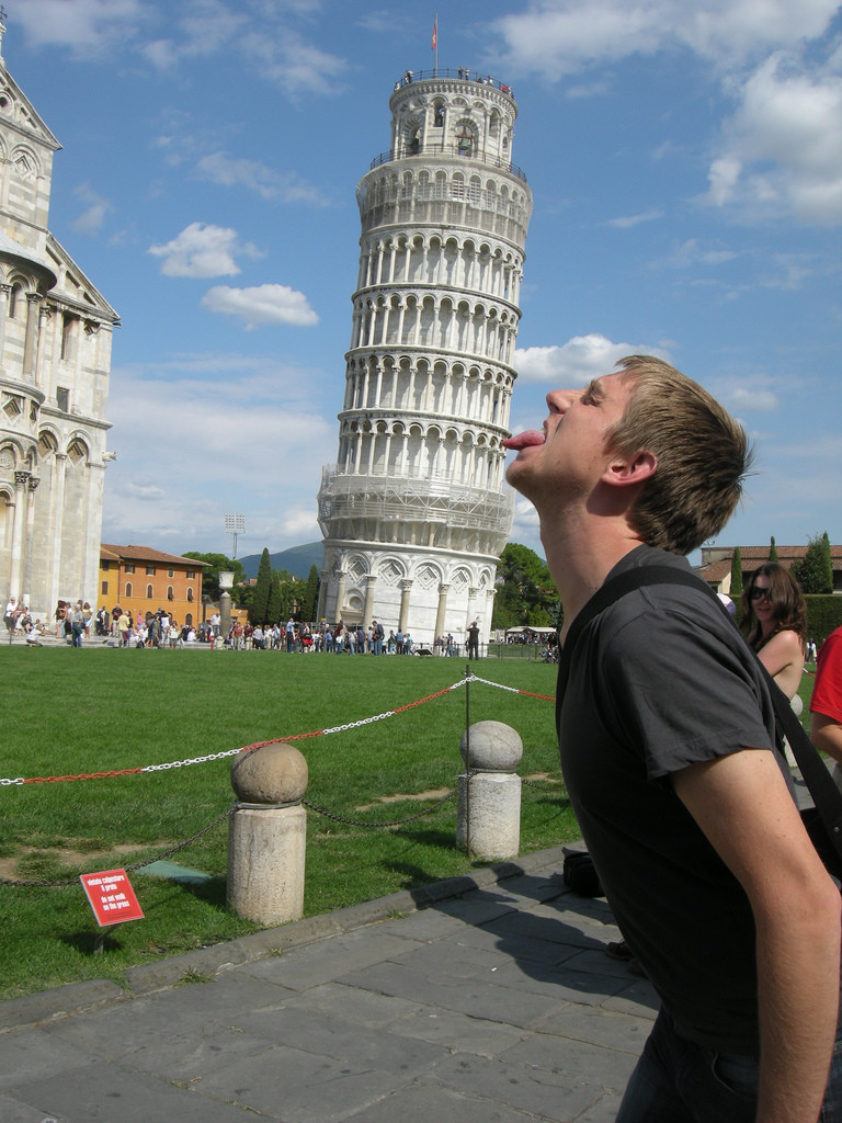 Туристы фоткаются у Пизанской Башни. Фото 1 – фотографии Италии