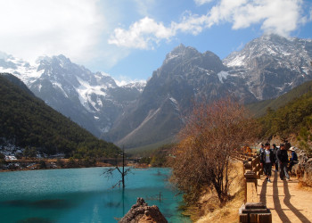 Лучше приезжать в Долину Голубой Луны весной, когда меньше туристов – фотографии Китая