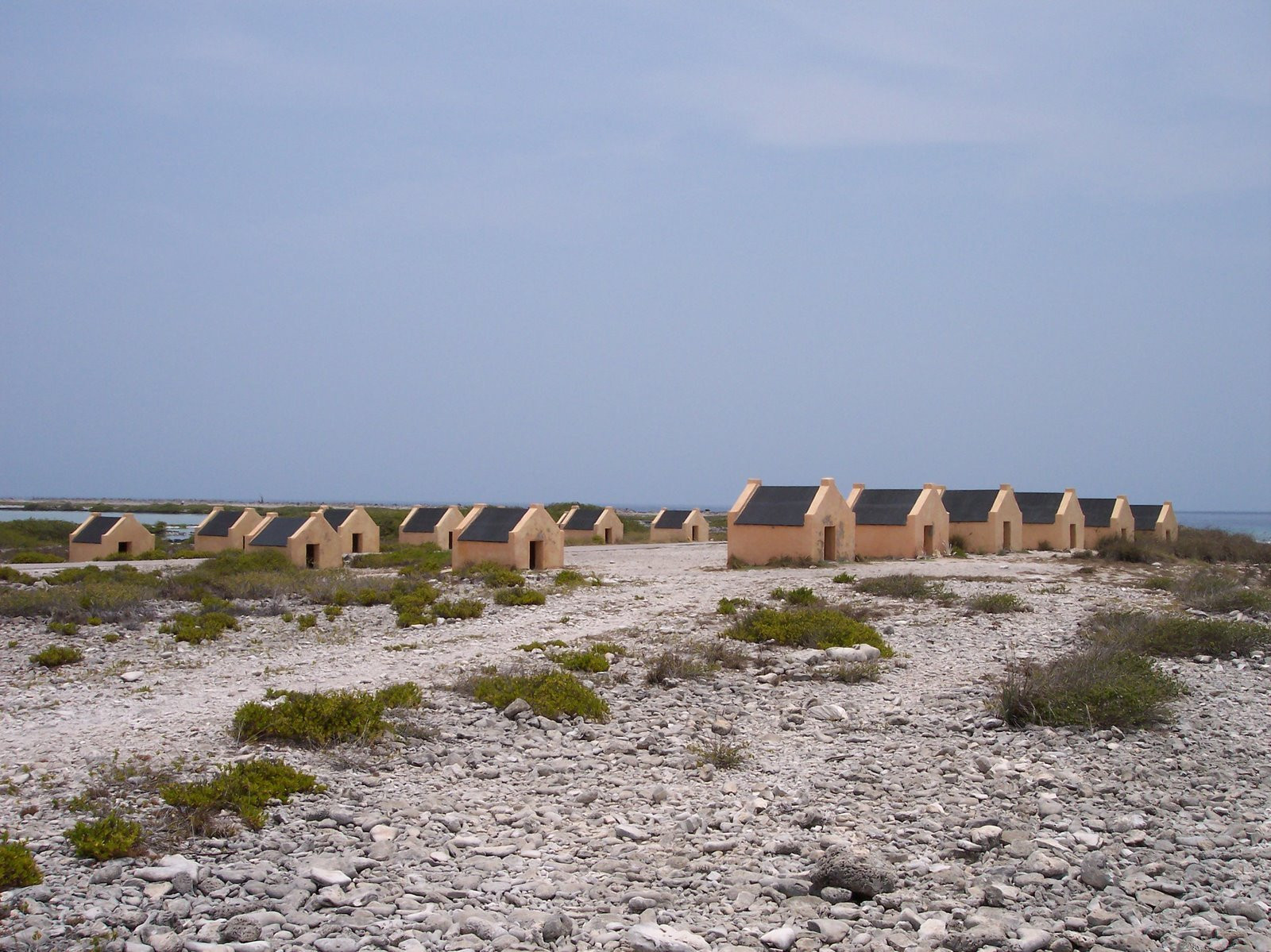 Хижины рабов на острове Бонайре в Карибских Нидерландах – фотографии Карибских Нидерландов