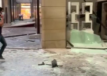 Торговые центры во время взрыва в Бейруте в порту – видео Ливана