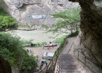 Лестница со смотровой площадки на Чегемских водопадах, вид на ущелье – фотографии России