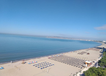 Вид на пляж с шезлонгами. Дуррес. Албания – фотографии Албании