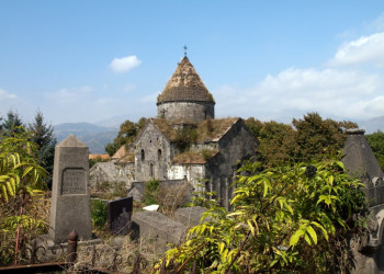 Кладбище и храм. Алаверди. Армения. – фотографии Армении