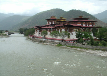 Река у храма Пунакха-дзонг (Punakha Dzong), Бутан – фотографии Бутана