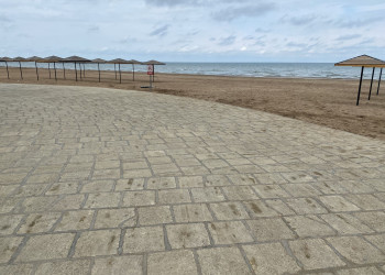 Зонты на пляже в Дербенте у Приморского парка – фотографии России