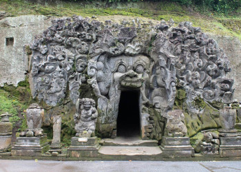 Памятник культуры слоновая пещера Гоа Гаджа (Goa Gajah), Бали, Индонезия – фотографии Индонезии