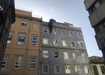 Интересный дом с хвостом на крыше в городе Порту – фотографии Португалии