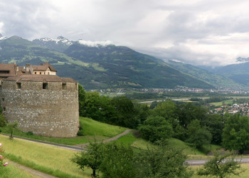 Вид из замка на город Вадуц – фотографии Лихтенштейна