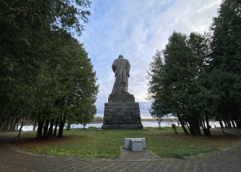 Памятник Ленину у входа в Канал имени Москвы, вид сзади – фотографии России