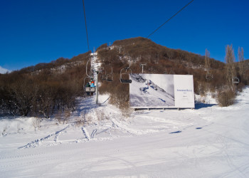 Подъёмники над трассой. Цахкадзор. Армения – фотографии Армении