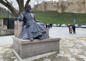 Памятник классику персидской поэзии Низами Гянджеви – фотографии России