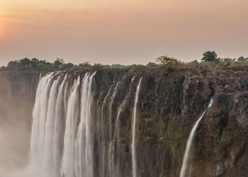Водопад Виктория (Victoria Falls), расположенный на границе Замбии и Зимбабве – фотографии Зимбабве
