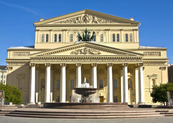 Перед главным входом Большого театра расположен сквер с фонтаном и лавочками – фотографии России