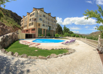 Гостевой дом с бассейном. Арзни. Армения. – фотографии Армении