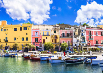 Церковь в Бурано выстроили на засыпанном канале и колокольня наклонилась на несколько градусов – фотографии Италии