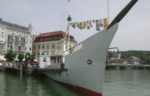 Теплоход на берегу Аттерзее озера. Гмунден. Австрия – фотографии Австрии