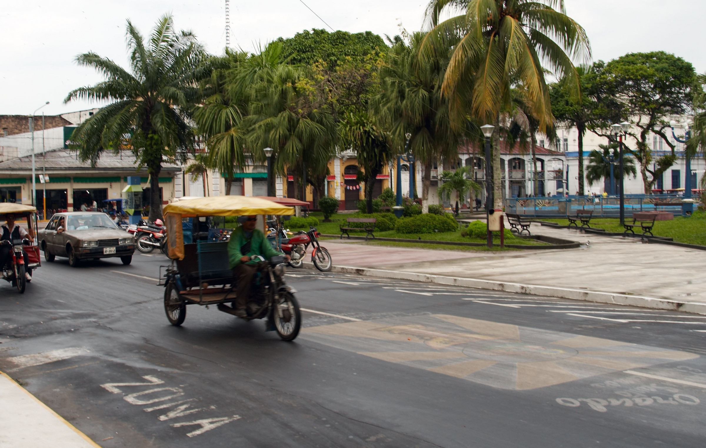 Улица вокруг площади Пласа-де-Армас в Икитосе, Перу – фотографии Перу