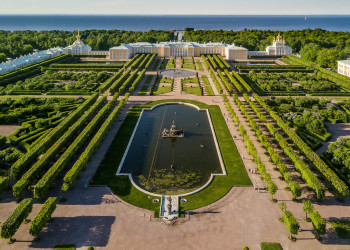 Дворец Монплезир в Петергофе (Peterhof), Санкт-Петербург – фотографии России