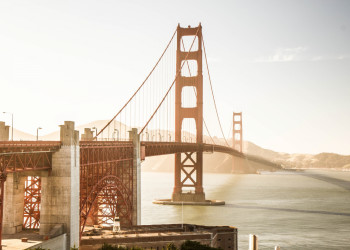 Добраться до Моста Золотые Ворота можно пешком или на общественном транспорте из Сан-Франциско – фотографии США