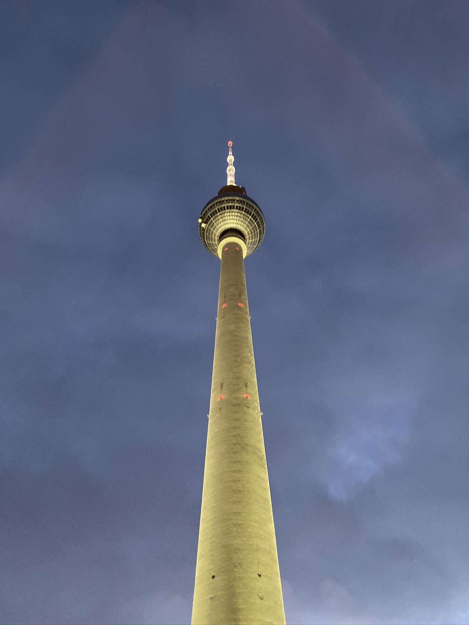 Берлинская Телебашня ночью – фотографии Германии