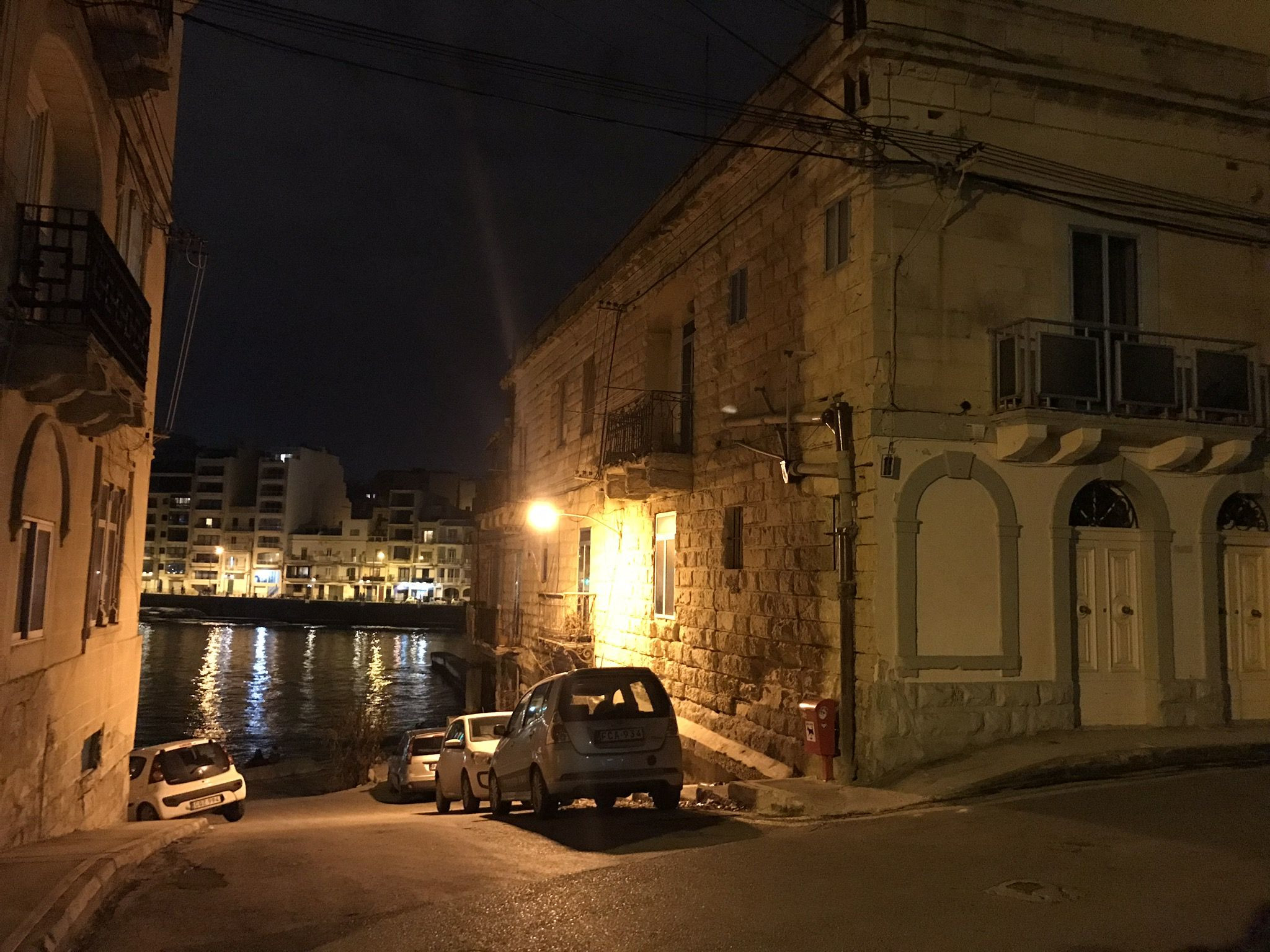 Ночные улочки в Сент-Джулианс, Мальта – фотографии Мальты