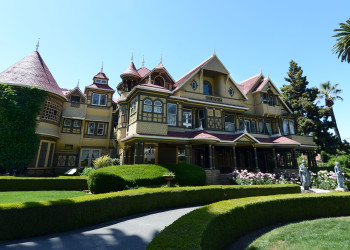 За почти 40 лет строительства из скромного двухэтажного поместья особняк превратился в 6-этажный – фотографии США