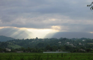 Солнечные лучи. Небо Гячрипш – фотографии Абхазии