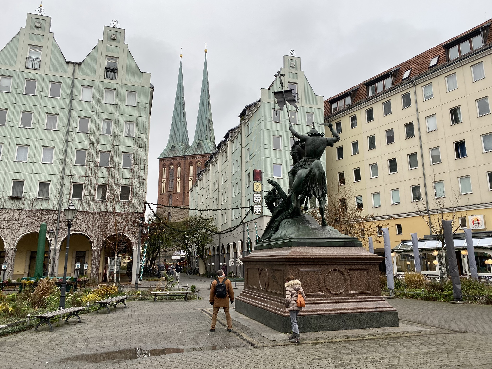 Скульптура St George Slaying The Dragon и Церковь Святого Николая в Берлине – фотографии Германии