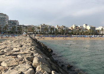 Вид на пляж Platja de la Ribera в Ситжесе – фотографии Испании