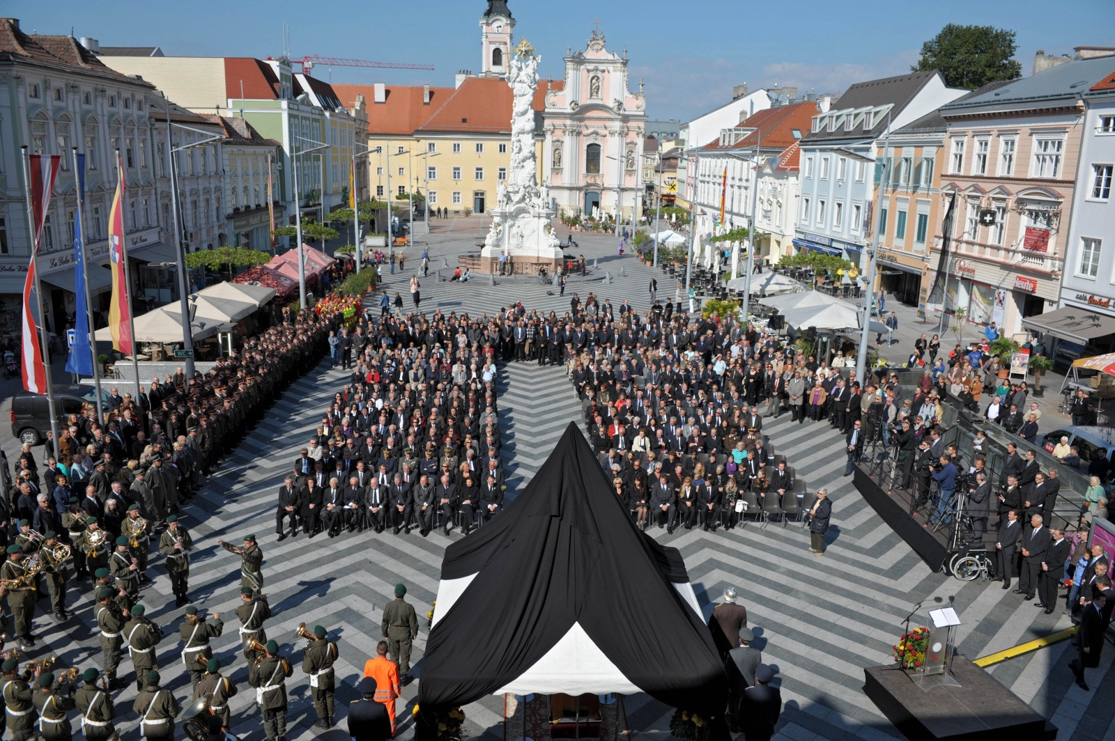 Ратушная площадь (Rathausplatz) в городе Санкт-Пёльтен – фотографии Австрии