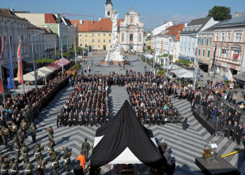 Ратушная площадь (Rathausplatz) в городе Санкт-Пёльтен – фотографии Австрии