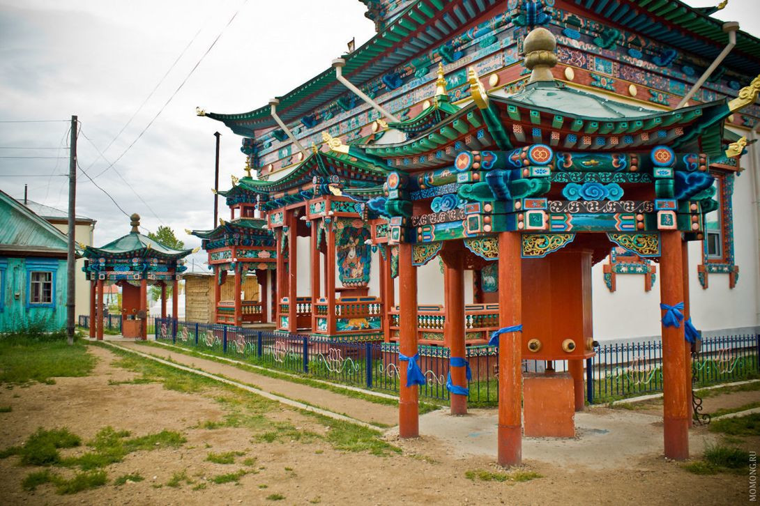 Сейчас сотни паломников Иволгинского буддийского дацана съезжаются сюда,чтобы прикоснуться к Учителю – фотографии России