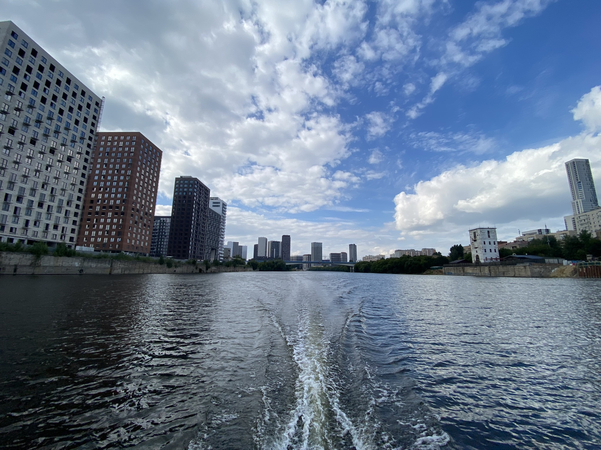 Поездка по Москва реке из Крылатского на лодке – фотографии России