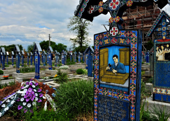 Кресты «Весёлого кладбище» - в основном, синие с другими яркими акцентами, показывают образ умершего – фотографии Румынии