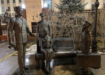 Памятник героям фильма "Офицеры" у Министерства Обороны в Москве – фотографии России