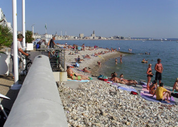 Люди на пляже в Гавре, Франция. Фото 2 – фотографии Франции