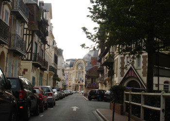 Улица в Трувиль-Сюр-Мер, Франция. Фото 5 – фотографии Франции