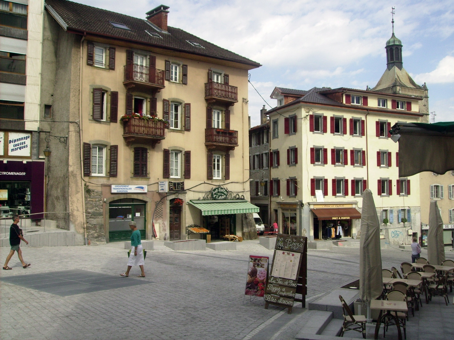 Улица в Эвиан-ле-Бен, Франция – фотографии Франции