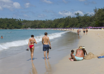 Люди на пляже в Ката-Бич, Тайланд – фотографии Таиланда